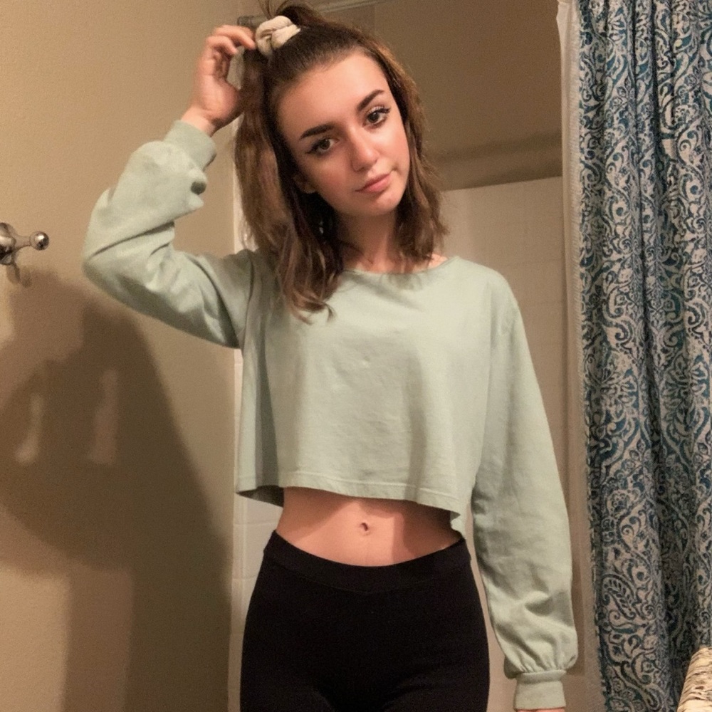 green long sleeve crop top :)